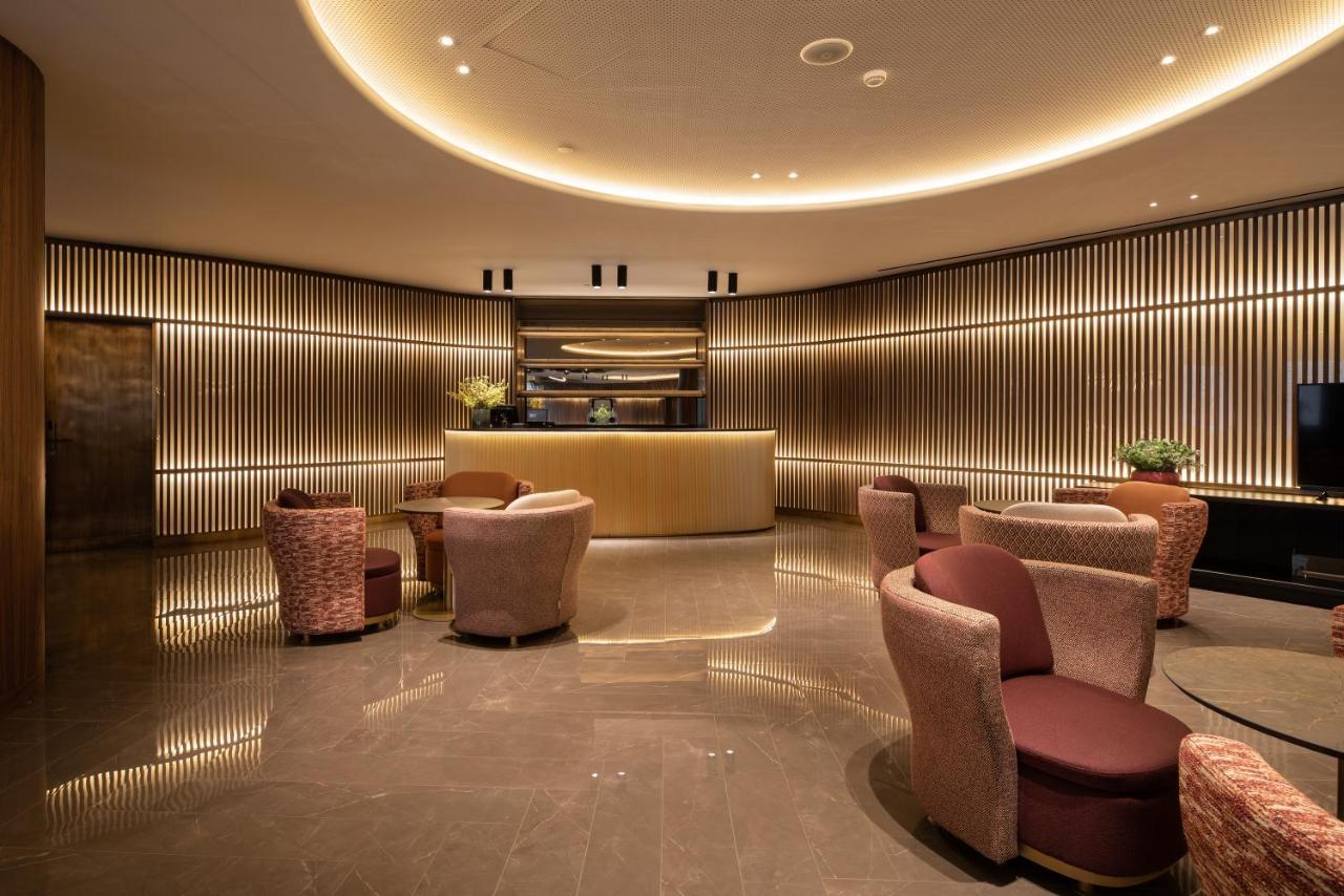 Eurostars Aliados Hotel Porto Ngoại thất bức ảnh The lounge at Hong Kong International Airport