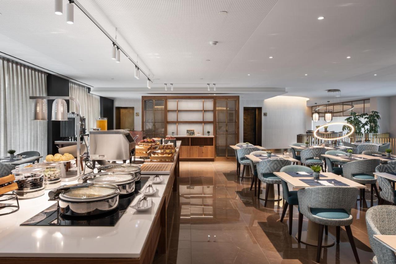 Eurostars Aliados Hotel Porto Ngoại thất bức ảnh The lounge at London Heathrow Airport