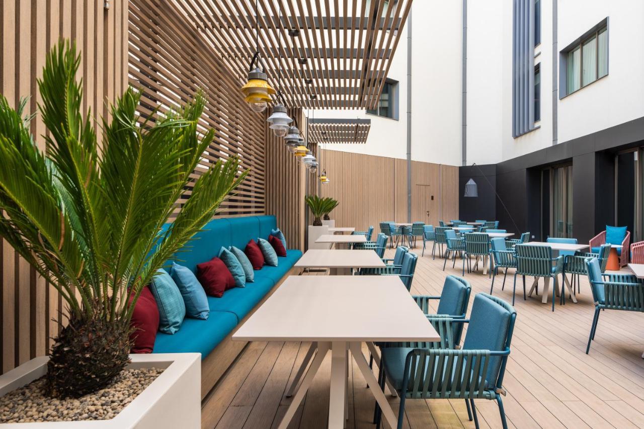 Eurostars Aliados Hotel Porto Ngoại thất bức ảnh The courtyard at the new building