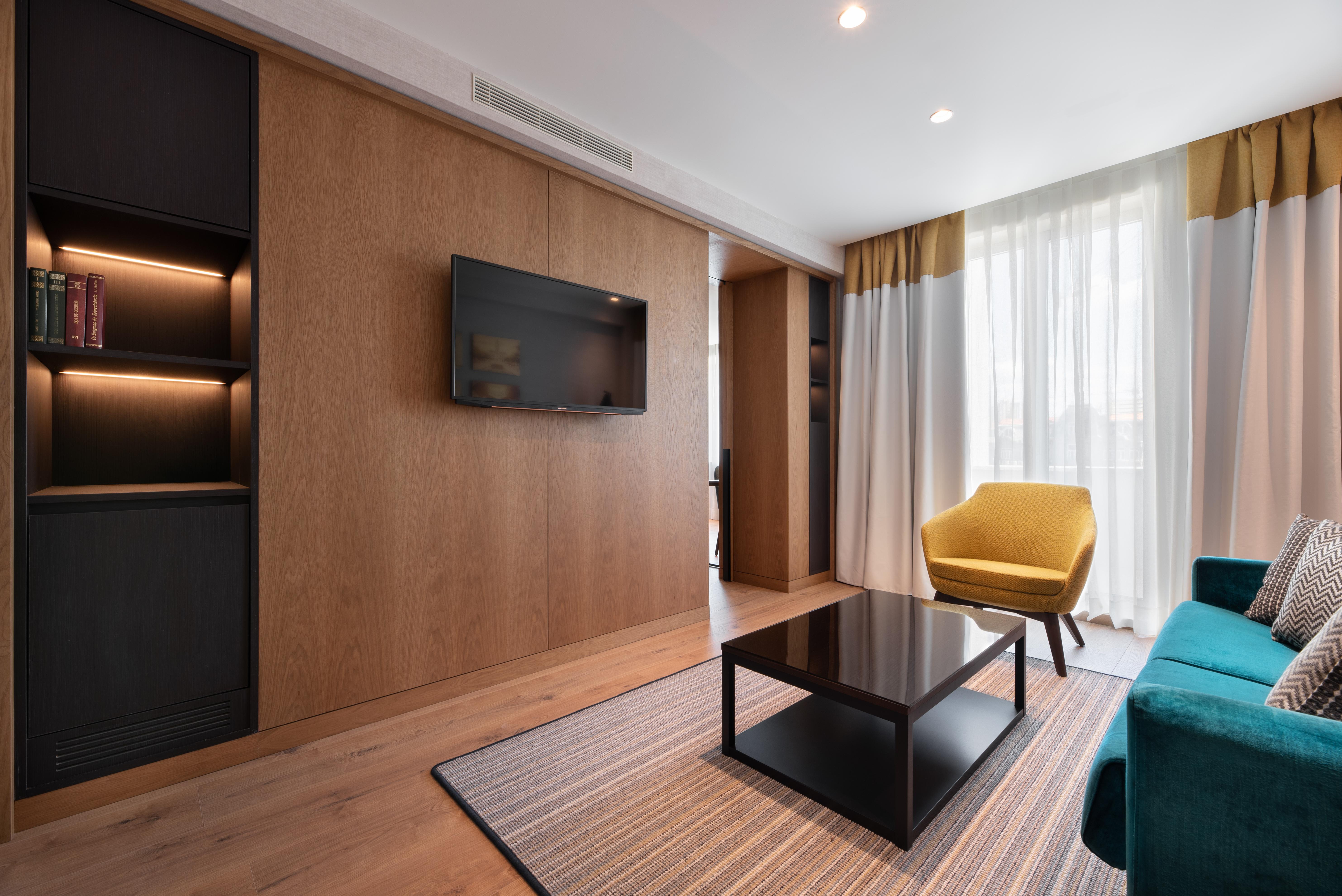 Eurostars Aliados Hotel Porto Ngoại thất bức ảnh A suite at the hotel